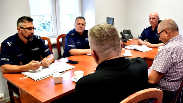 W czerwcu i lipcu br. na terenie powiatu wołomińskiego odbędzie się akcja „ Bezpieczny Piątek”. Działania ukierunkowane będą szczególnie na bezpieczeństwo pasażerów pociągów, kierowców i pieszych na przejazdach kolejowo-drogowych. Umundurowani policjanci siedzą przy stole z przedstawicielami PKP Polskich Lini Kolejowych S.A. Kilka dni temu w Komendzie Powiatowej Policji w Wołominie spotkali się Zastępca Komendanta KPP w Wołominie, Naczelnik Wydziału Ruchu Drogowego, Komendant Komisariatu Policji w Zielonce z przedstawicielami PKP Polskich Lini Kolejowych S.A., by wspólnie omówić sposób przeprowadzenia akcji „ Bezpieczny Piątek” na terenie powiatu wołomińskiego. Działania ukierunkowane będą szczególnie na bezpieczeństwo pasażerów pociągów, kierowców i pieszych na przejazdach kolejowo-drogowych. Miejscem prowadzenia działań będzie przejazd kolejowy na trasie Warszawa Wileńska – Wołomin Słoneczna i drodze wojewódzkiej Nr 631 Warszawa – Modlin w Zielonce, które wybrane zostały nieprzypadkowo. Na tych terenach często dochodzi do wykroczeń i incydentów wynikających z niestosowania się do przepisów ruchu drogowego kierujących samochodami, pieszych i rowerzystów. Przedsięwzięcie realizowane będzie dwupłaszczyznowo. Zadaniem policjantów będzie wykrywanie wykroczeń kierowców takich jak niestosowanie się do sygnalizacji świetlnej, wjeżdżanie na przejazd, gdy opuszczanie zapór zostało rozpoczęte lub ich podnoszenie nie zostało ukończone. Kierowcom oczekującym na otwarcie przejazdu oraz pieszym wręczane będą ulotki zawierające najważniejsze przepisy związane z przejazdami kolejowymi. Czas letni niestety sprzyja wypadkom drogowych. Aby zminimalizować ryzyko wypadku, korzystajmy z dróg w sposób bezpieczny, rozsądny, zgodny z przepisami. Oprac. MK