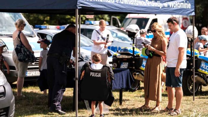 Policjanci na pikniku rodzinnym, fot. MDK Wołomin