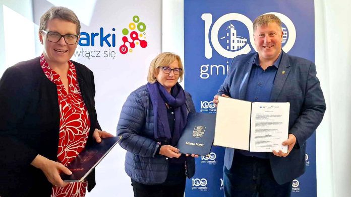 Na zdjęciu od lewej: skarbnik Beata Orczyk, Marzena Szklarzewska, burmistrz Jacek Orych, fot. marki.pl
