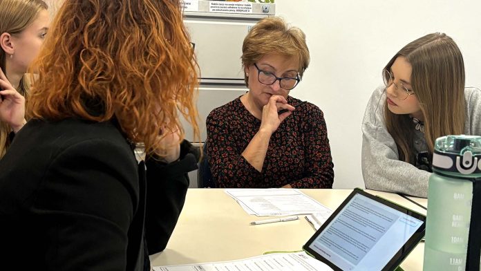 Wspólna nauka uczniów i seniorów, fot. zielonka.pl