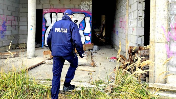 Dzielnicowi kontrolują miejsca przebywania osób zagrożonych wyziębieniem., fot. policja.pl