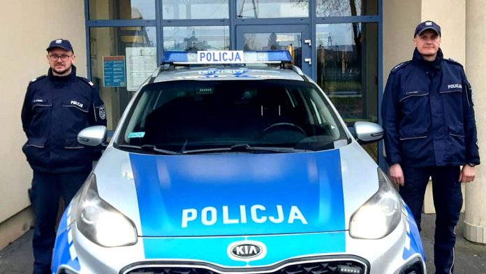 Policjanci uratowali 76-latka z płonącego budynku, fot. policja.pl