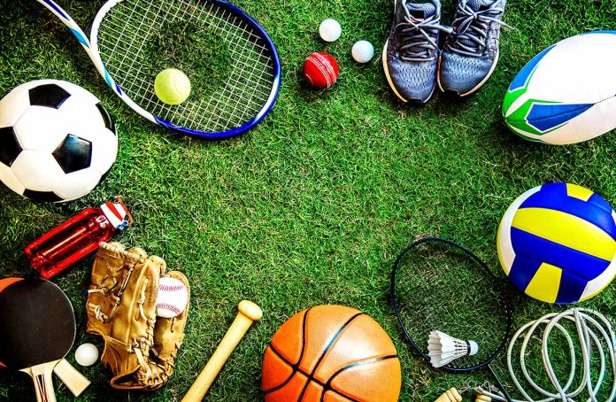 Sport, piłka, paletka, kask, fot. RavPpixel.comstock.adobe.com