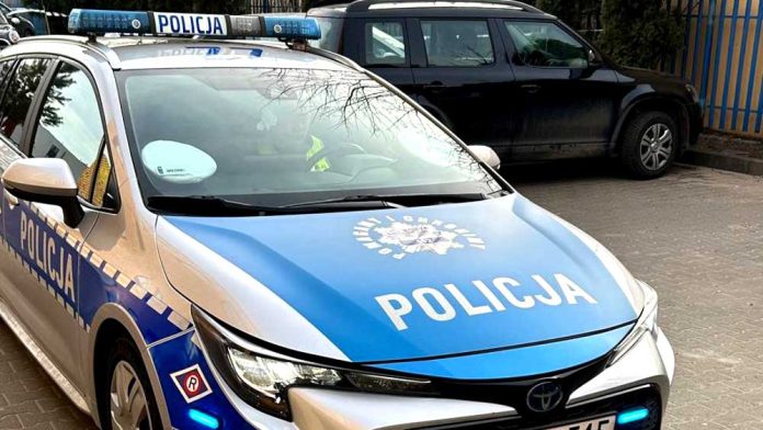 Na sygnałach do szpitala - policyjna eskorta z ciężarną kobietą, fot. policja.pl
