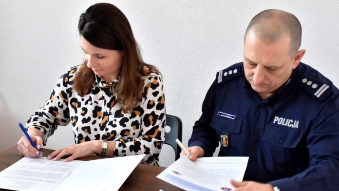 Porozumienie o współpracy wołomińskiej policji ze szkołą mundurową, fot. policja.pl