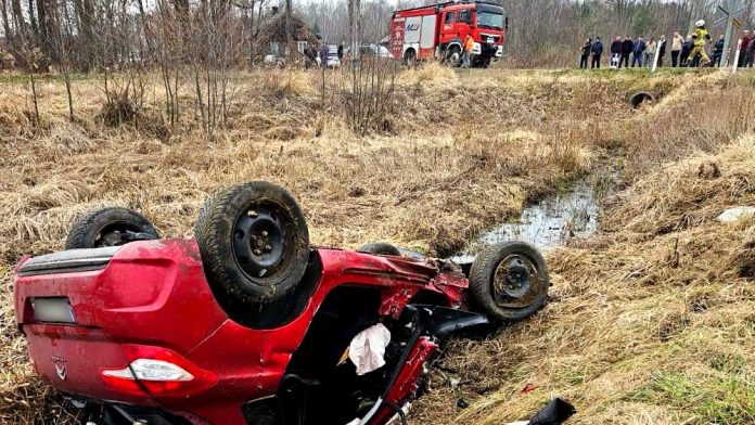 Zderzenie samochodu osobowego z pociągiem, fot. policja.pl