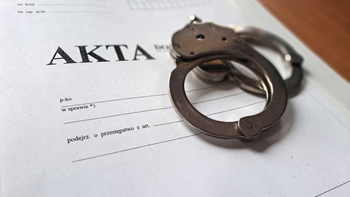 Policja, akta, kajdanki, fot. policja.pl