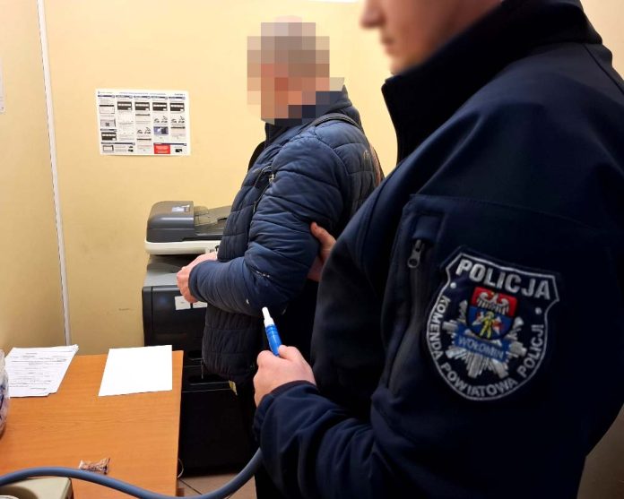 Nietrzeźwy kierowca uderzył w drzewo. Interwencja policji w Wołominie, fot. policja.pl
