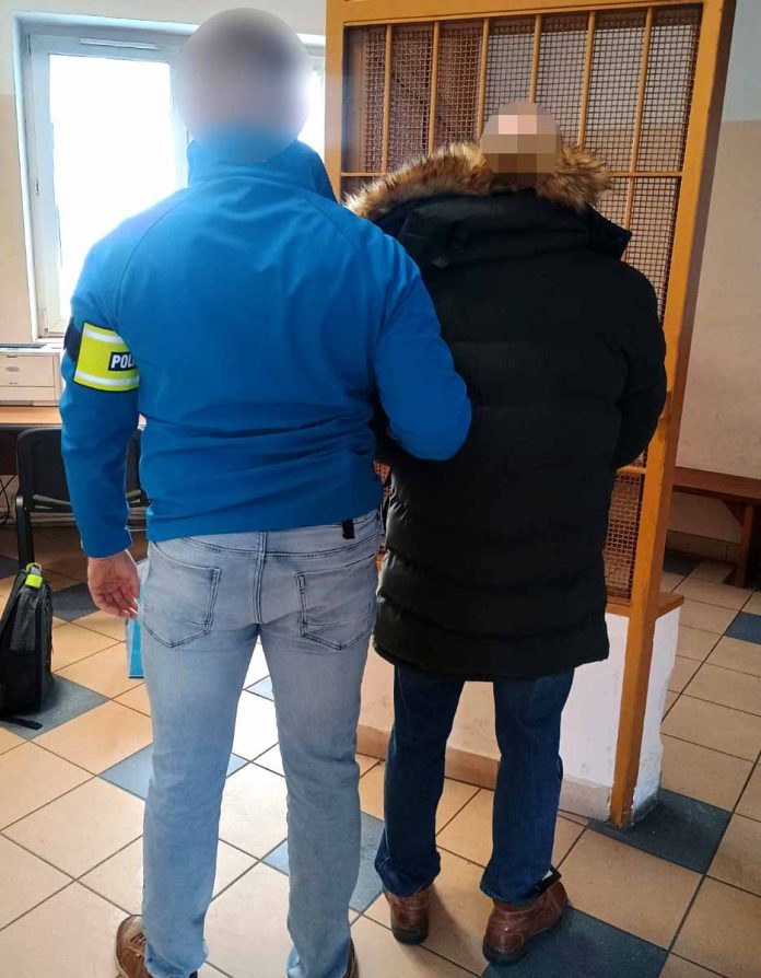 Chciał zapłacić fałszywą „setką”. 47-latek zatrzymany w Markach, fot. policja.pl