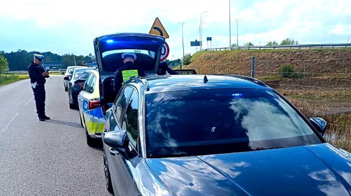 Jechał slalomem w kierunku S8. Policjanci zatrzymali 23-latka z narkotykami, fot. policja.pl