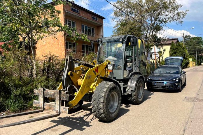 Pijany operator ładowarki wyjechał na ulicę w Markach. Pomachał policjantom „małpkami”, fot. policja.pl