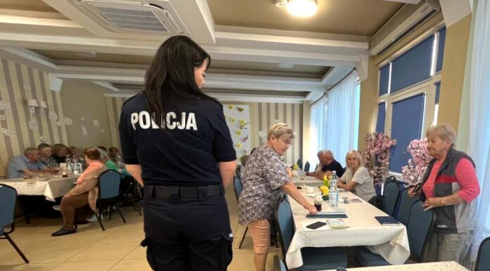 Jak nie dać się oszukać? Policjantki spotkały się z seniorami w Wołominie