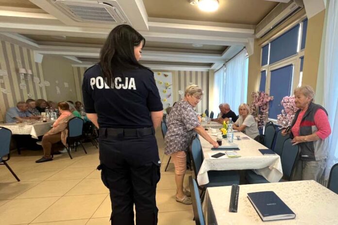 Jak nie dać się oszukać? Policjantki spotkały się z seniorami w Wołominie, fot. policja.pl