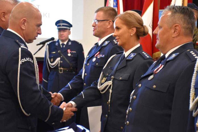 Święto Policji w Wołominie. Awanse, odznaczenia i nowe kierownictwo komisariatu w Markach, fot. policja.pl