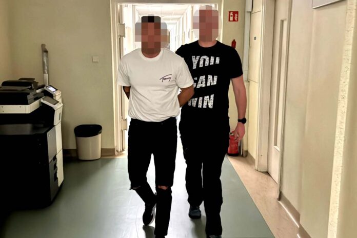Akcja Grupy „Orzeł” w powiecie wołomińskim. Trzech zatrzymanych, odzyskane auta i części, fot. policja.pl