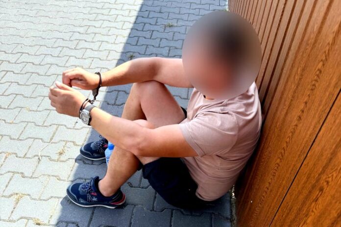 952 gramy narkotyków i nielegalny rewolwer. 44-latek z gminy Tłuszcz aresztowany, fot. policja.pl