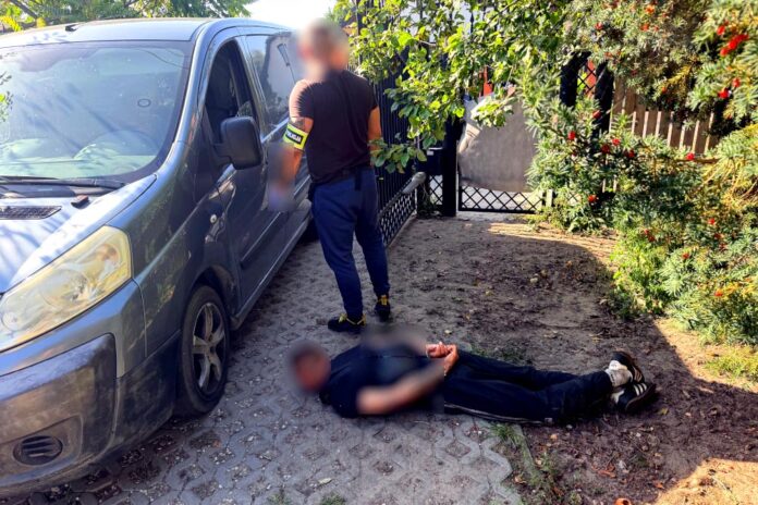 Dziupla samochodowa w Ostrówku. Skradzione auta z Czech, Holandii i Niemiec, fot. policja.pl