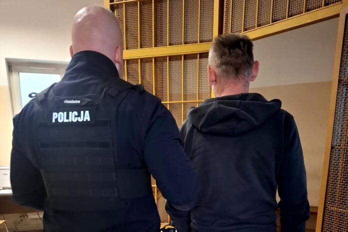 Jechał slalomem, miał blisko 3 promile. Policjantom zaproponował łapówkę, fot. policja.pl