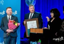 Medal Pro Masovia dla wieloletniej dyrektor szkoły w Markach