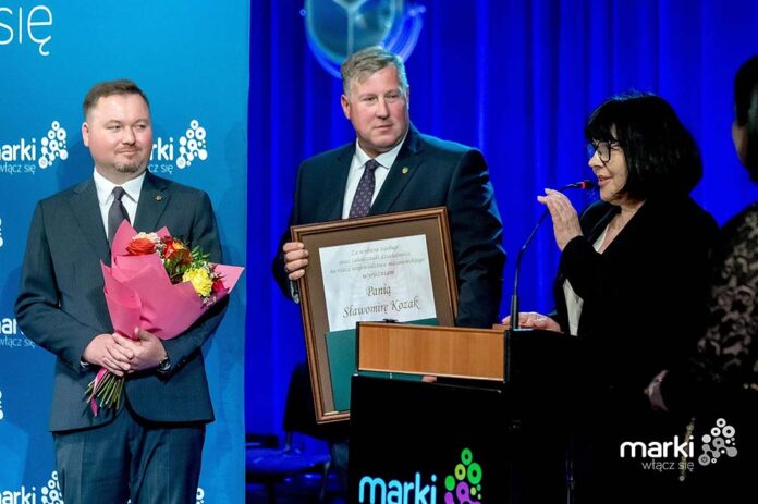 Medal Pro Masovia dla wieloletniej dyrektor szkoły w Markach, fot. marki.pl